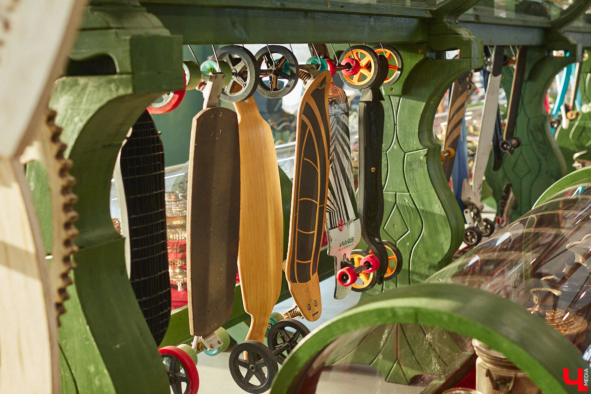 В селе Борисовское Суздальского района открылся необычный частный музей. В просторном павильоне выставлено около двух тысяч любопытнейших экспонатов. Чтобы успеть познакомиться со всеми, потребуется не один час! Увлекательную экскурсию специально для «Ключ-Медиа» провели организаторы выставки, Юрий и Константин Жаровы.