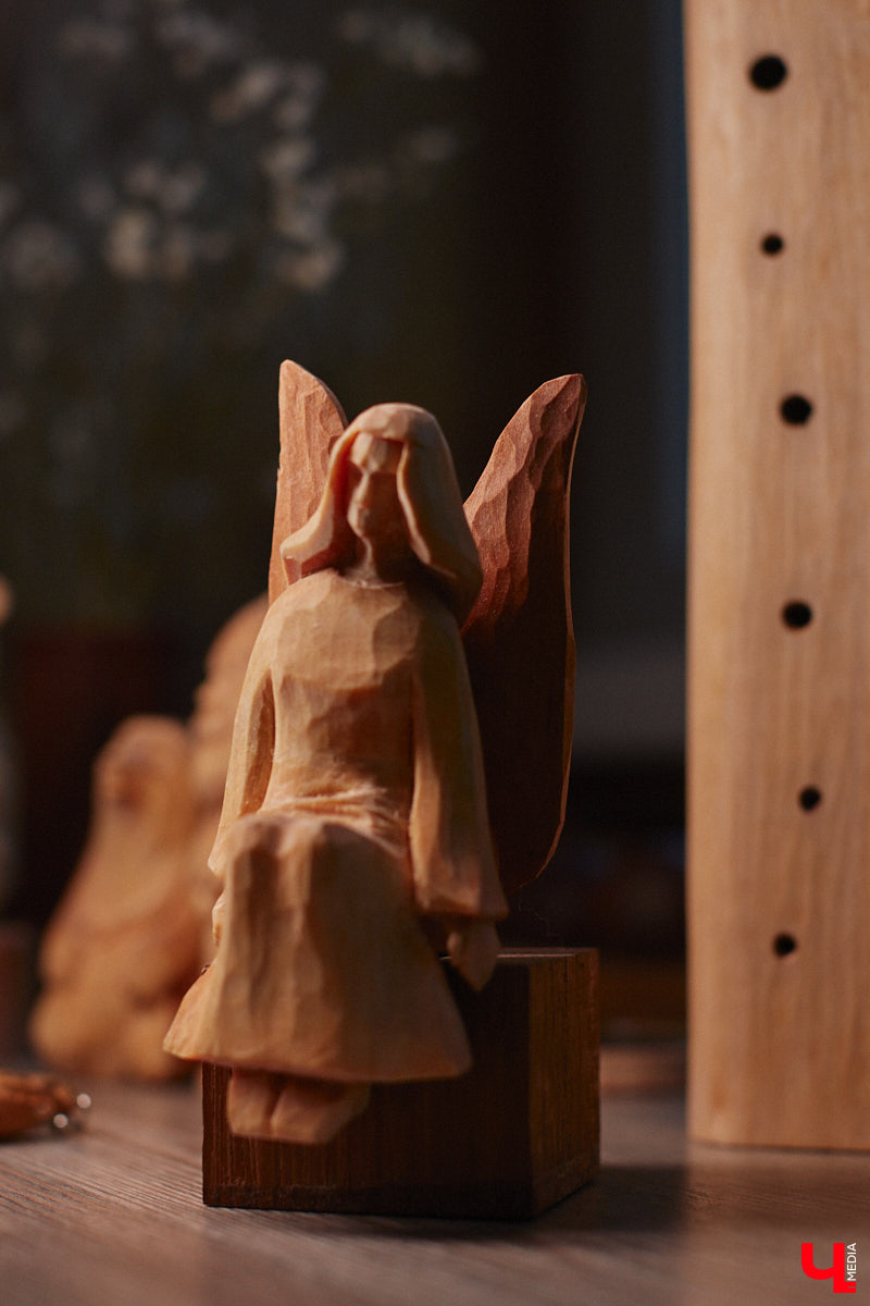 Илья Журавлев — солист вокально-хореографического коллектива «Русь», однако работать с деревом любит не меньше. В его коллекции фигурки животных, волшебные сюжеты и различные украшения, выполненные из теплого, благородного материала. А еще молодой человек своими руками смастерил свирель, на которой сыграл на юбилейном концерте. Заглянем в мастерскую владимирского творца?