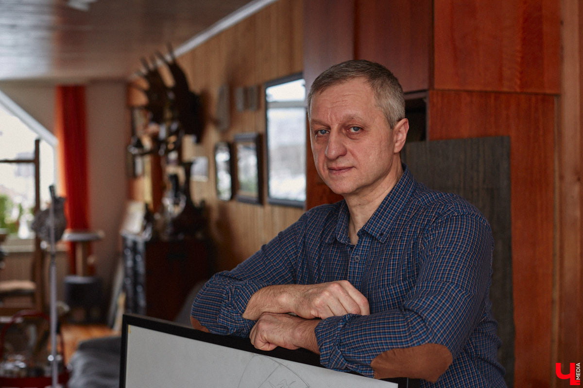 А вы знали, что у мастера лаковой миниатюры может быть определенный легкоузнаваемый почерк? Мстёрский художник Денис Молодкин не пошел по проторенной тропе, а выбрал свой путь, соединив традиции с современным стилем и став новатором. Его удивительными работами, в том числе фундаментальным триптихом «Слово о полку Игореве», «Ключ-Медиа» удалось полюбоваться в мастерской автора.