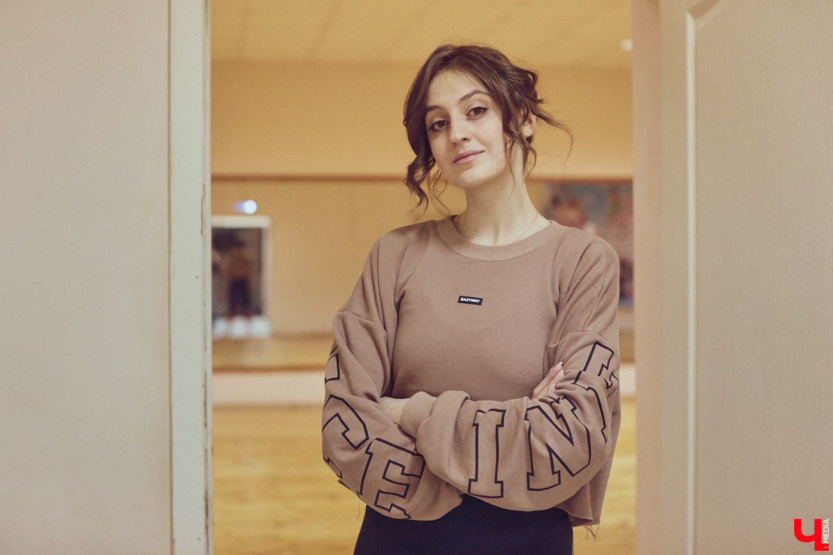 Многие думают, что заводные девчонки и атлетичные парни всего лишь активная группа поддержки на различных мероприятиях, однако чирлидинг и сам является видом спорта, объединяющим элементы акробатики, гимнастики и хореографии. Кто им занимается в региональной столице и как проходят тренировки? «Ключ-Медиа» узнал все подробности, заглянув в гости к владимирской команде.