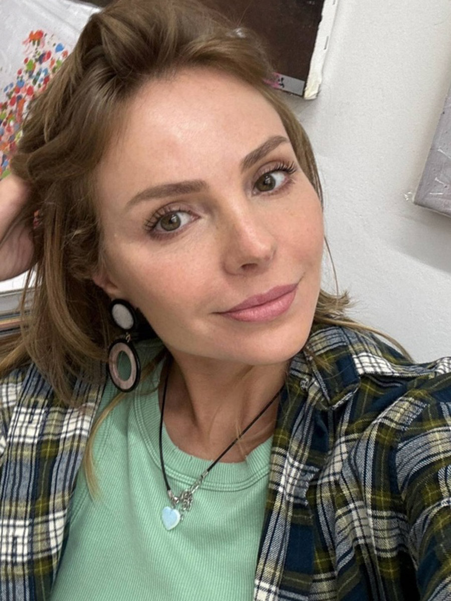 В последние годы работы владимирских художников все чаще бывают на выставочных площадках крупных российских городов. И если раньше это были в основном картины пейзажистов, то теперь бодро и весело шагают по стране живописцы формата «авангард». Чего стоит одна только творческая группа «Новых русских футуристов», официально появившаяся во Владимире пару лет назад и уже наделавшая шума в Северной столице!