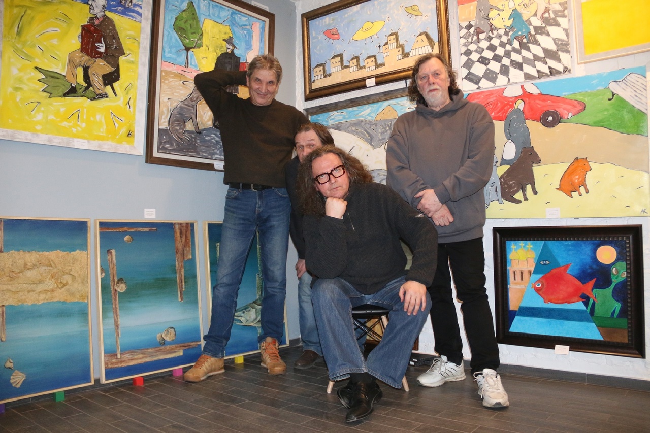 В последние годы работы владимирских художников все чаще бывают на выставочных площадках крупных российских городов. И если раньше это были в основном картины пейзажистов, то теперь бодро и весело шагают по стране живописцы формата «авангард». Чего стоит одна только творческая группа «Новых русских футуристов», официально появившаяся во Владимире пару лет назад и уже наделавшая шума в Северной столице!