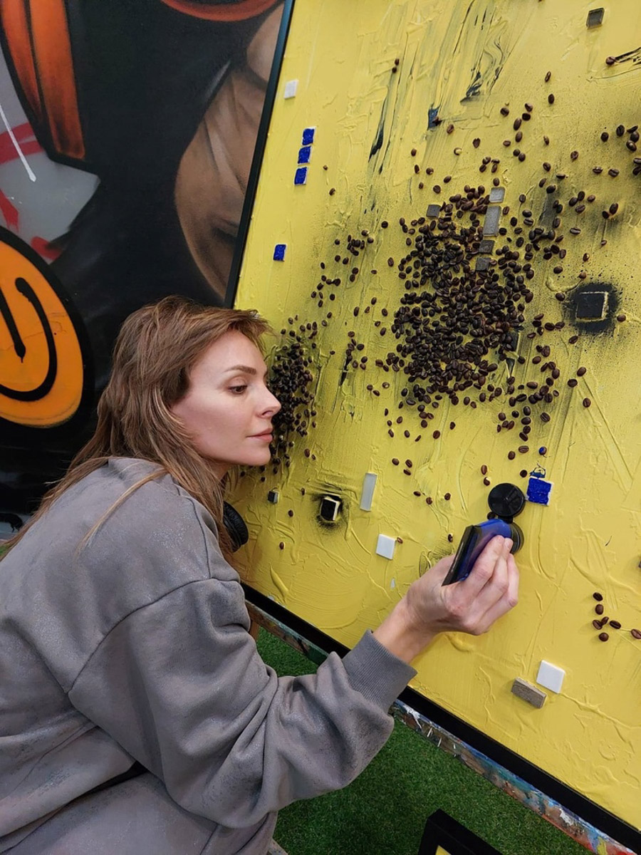 В последние годы работы владимирских художников все чаще бывают на выставочных площадках крупных российских городов. И если раньше это были в основном картины пейзажистов, то теперь бодро и весело шагают по стране живописцы формата «авангард». Чего стоит одна только творческая группа «Новых русских футуристов», официально появившаяся во Владимире пару лет назад и уже наделавшая шума в Северной столице!