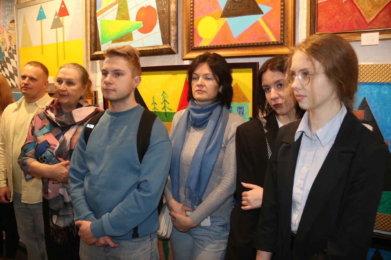 В последние годы работы владимирских художников все чаще бывают на выставочных площадках крупных российских городов. И если раньше это были в основном картины пейзажистов, то теперь бодро и весело шагают по стране живописцы формата «авангард». Чего стоит одна только творческая группа «Новых русских футуристов», официально появившаяся во Владимире пару лет назад и уже наделавшая шума в Северной столице!