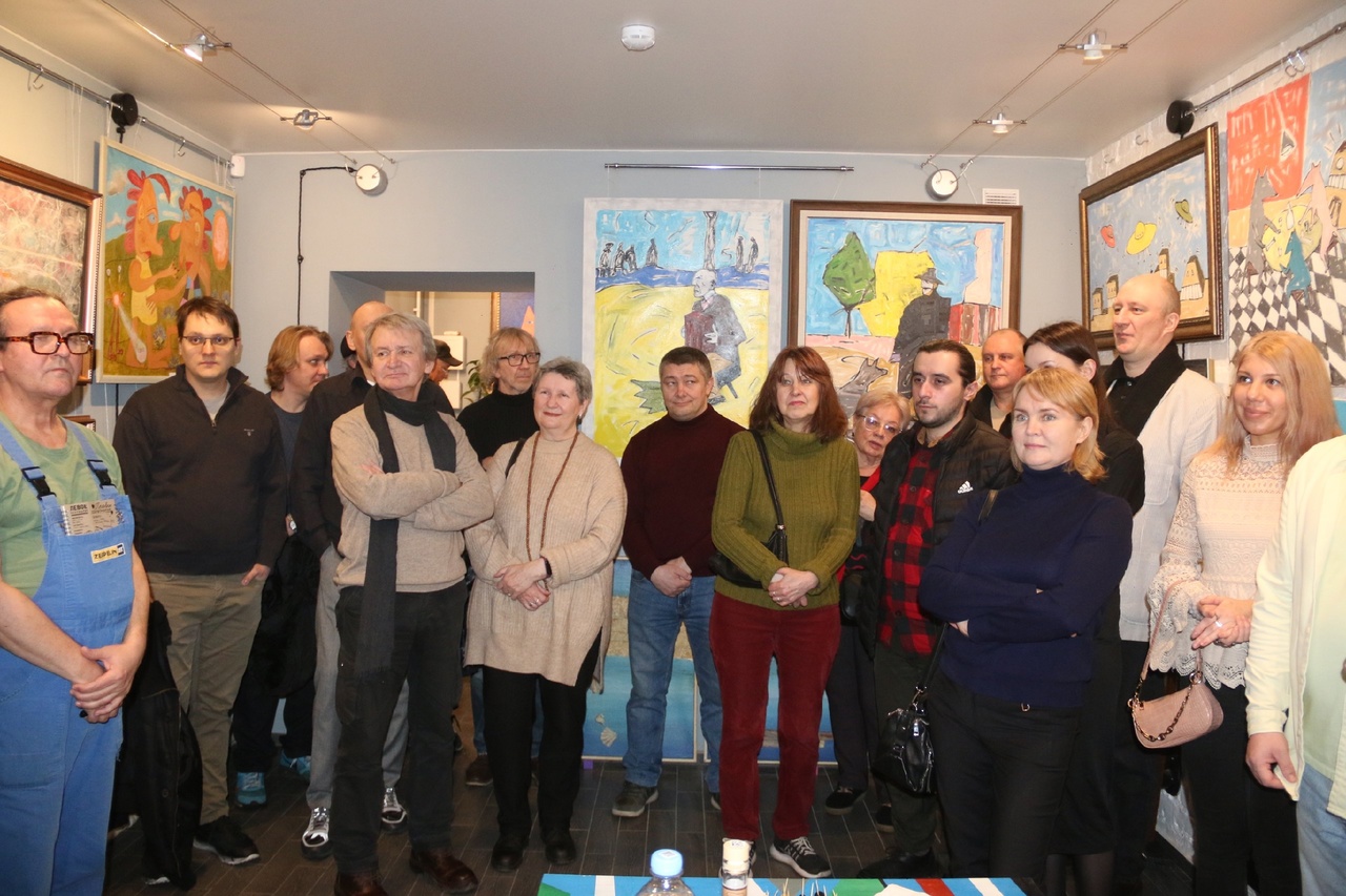 В последние годы работы владимирских художников все чаще бывают на выставочных площадках крупных российских городов. И если раньше это были в основном картины пейзажистов, то теперь бодро и весело шагают по стране живописцы формата «авангард». Чего стоит одна только творческая группа «Новых русских футуристов», официально появившаяся во Владимире пару лет назад и уже наделавшая шума в Северной столице!