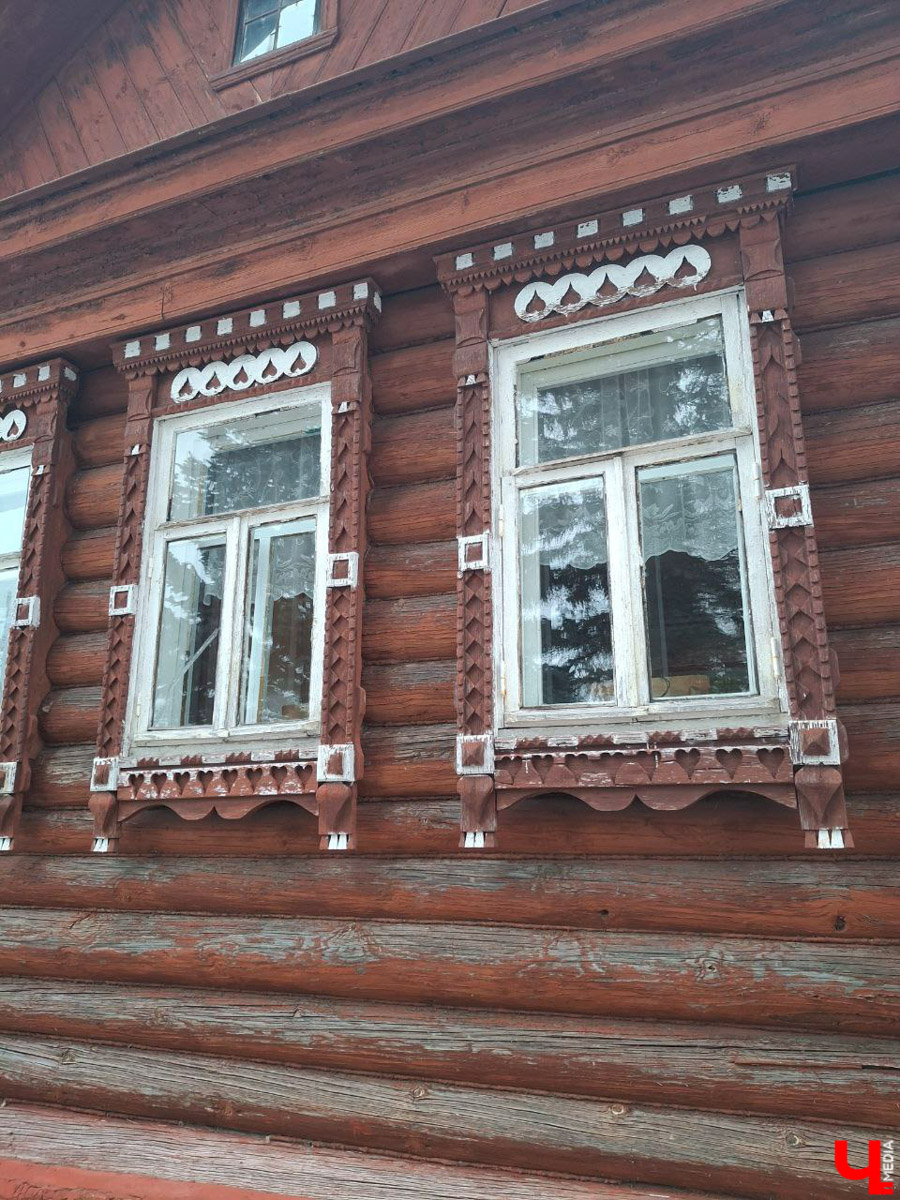 А вы знаете, что означают символы и узоры на старинных наличниках? Владимирский блогер Дарья Ермолина организовала краеведческий тур по Судогодскому краю, дабы расшифровать тайные символы резных окон. «Ключ-Медиа» побывал на премьерной экскурсии и готов поделиться впечатлениями!