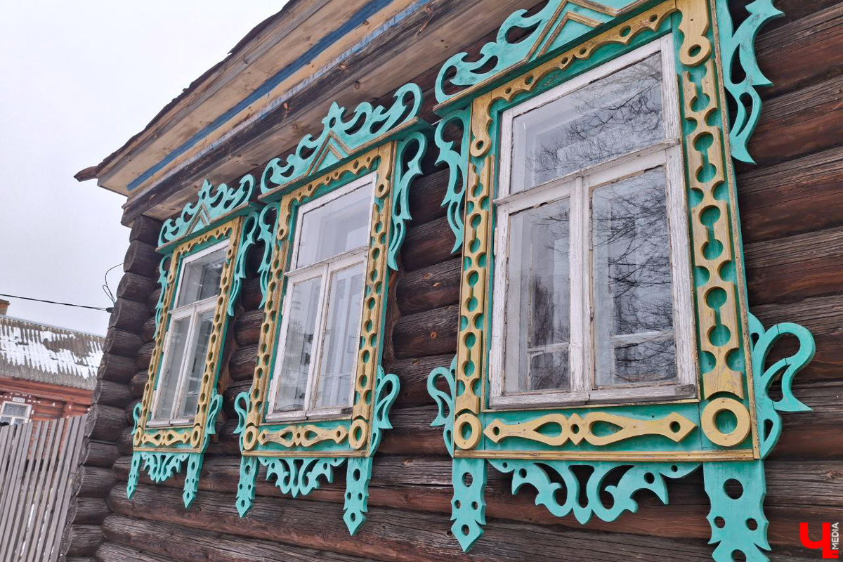 А вы знаете, что означают символы и узоры на старинных наличниках? Владимирский блогер Дарья Ермолина организовала краеведческий тур по Судогодскому краю, дабы расшифровать тайные символы резных окон. «Ключ-Медиа» побывал на премьерной экскурсии и готов поделиться впечатлениями!