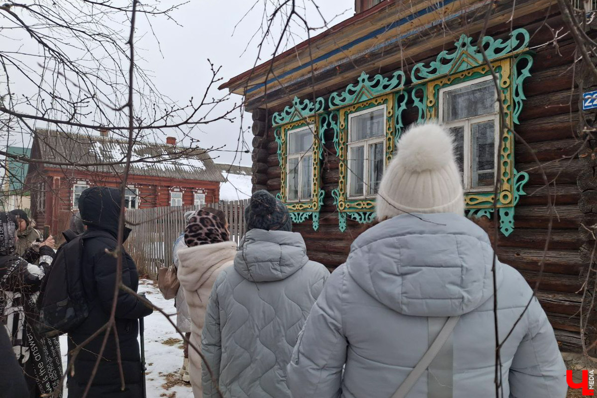 А вы знаете, что означают символы и узоры на старинных наличниках? Владимирский блогер Дарья Ермолина организовала краеведческий тур по Судогодскому краю, дабы расшифровать тайные символы резных окон. «Ключ-Медиа» побывал на премьерной экскурсии и готов поделиться впечатлениями!
