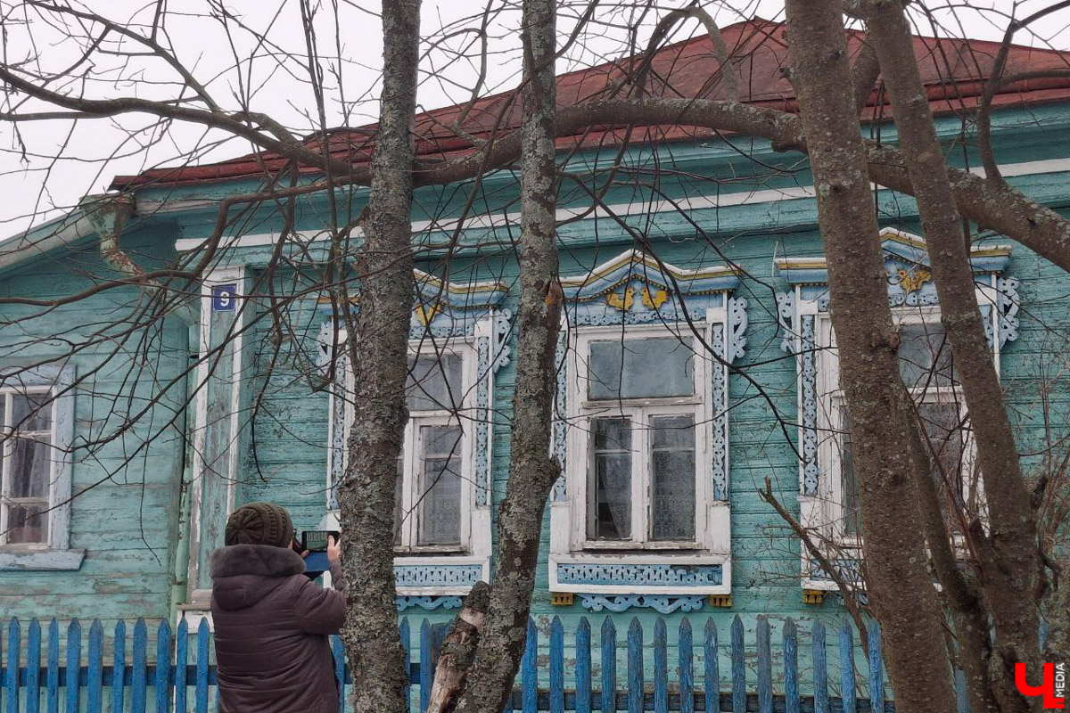 А вы знаете, что означают символы и узоры на старинных наличниках? Владимирский блогер Дарья Ермолина организовала краеведческий тур по Судогодскому краю, дабы расшифровать тайные символы резных окон. «Ключ-Медиа» побывал на премьерной экскурсии и готов поделиться впечатлениями!