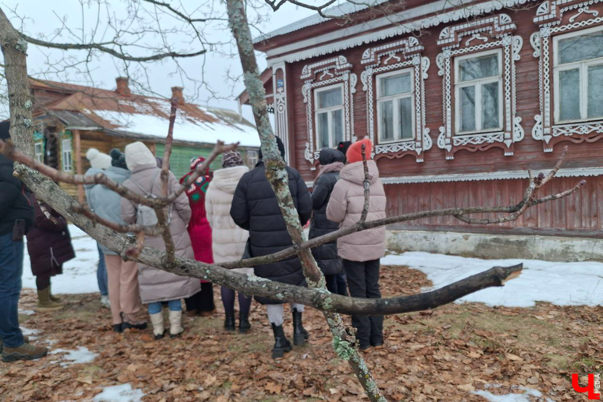 А вы знаете, что означают символы и узоры на старинных наличниках? Владимирский блогер Дарья Ермолина организовала краеведческий тур по Судогодскому краю, дабы расшифровать тайные символы резных окон. «Ключ-Медиа» побывал на премьерной экскурсии и готов поделиться впечатлениями!
