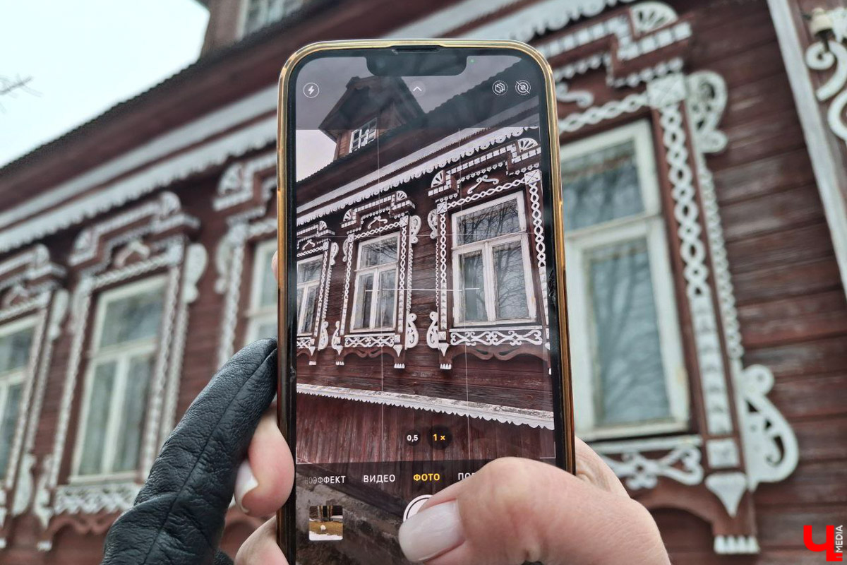 А вы знаете, что означают символы и узоры на старинных наличниках? Владимирский блогер Дарья Ермолина организовала краеведческий тур по Судогодскому краю, дабы расшифровать тайные символы резных окон. «Ключ-Медиа» побывал на премьерной экскурсии и готов поделиться впечатлениями!