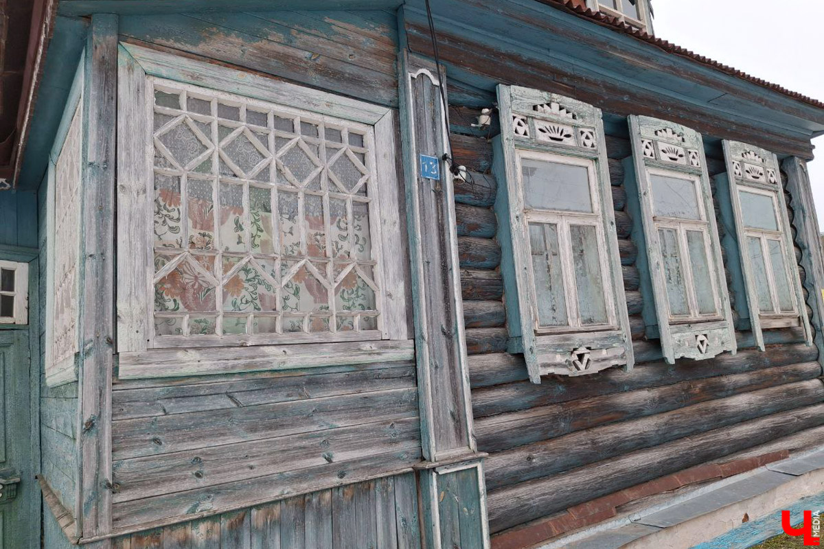 А вы знаете, что означают символы и узоры на старинных наличниках? Владимирский блогер Дарья Ермолина организовала краеведческий тур по Судогодскому краю, дабы расшифровать тайные символы резных окон. «Ключ-Медиа» побывал на премьерной экскурсии и готов поделиться впечатлениями!