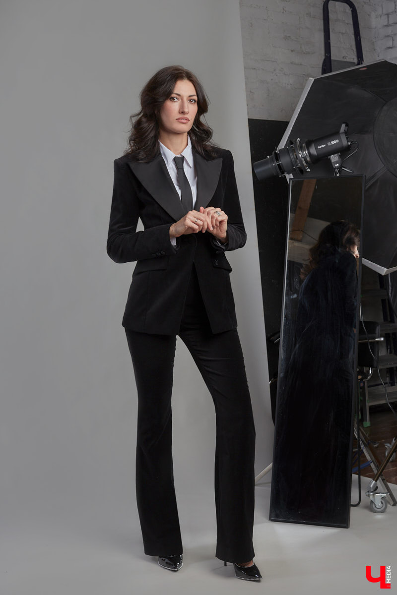 В ч/б образах тоже можно быть яркой. Например, в гардеробе владимирского фотографа Анны Морозовой нет вычурных вещей и насыщенных красок, но каждый ее наряд привлекает внимание. Убедитесь сами! Для «Ключ-Медиа» героиня собрала стильную зимнюю капсулу из семи разнофактурных аутфитов в единой цветовой гамме.