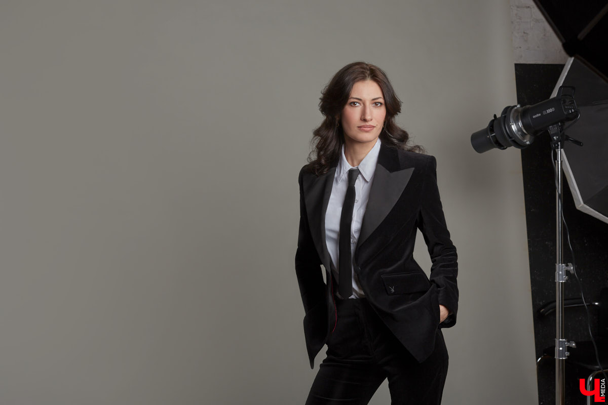 В ч/б образах тоже можно быть яркой. Например, в гардеробе владимирского фотографа Анны Морозовой нет вычурных вещей и насыщенных красок, но каждый ее наряд привлекает внимание. Убедитесь сами! Для «Ключ-Медиа» героиня собрала стильную зимнюю капсулу из семи разнофактурных аутфитов в единой цветовой гамме.