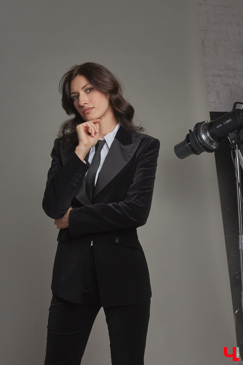 В ч/б образах тоже можно быть яркой. Например, в гардеробе владимирского фотографа Анны Морозовой нет вычурных вещей и насыщенных красок, но каждый ее наряд привлекает внимание. Убедитесь сами! Для «Ключ-Медиа» героиня собрала стильную зимнюю капсулу из семи разнофактурных аутфитов в единой цветовой гамме.