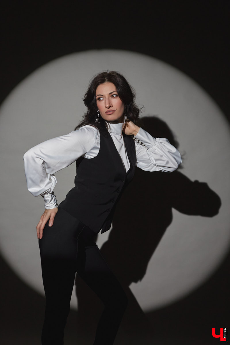 В ч/б образах тоже можно быть яркой. Например, в гардеробе владимирского фотографа Анны Морозовой нет вычурных вещей и насыщенных красок, но каждый ее наряд привлекает внимание. Убедитесь сами! Для «Ключ-Медиа» героиня собрала стильную зимнюю капсулу из семи разнофактурных аутфитов в единой цветовой гамме.