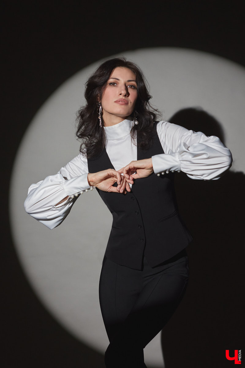 В ч/б образах тоже можно быть яркой. Например, в гардеробе владимирского фотографа Анны Морозовой нет вычурных вещей и насыщенных красок, но каждый ее наряд привлекает внимание. Убедитесь сами! Для «Ключ-Медиа» героиня собрала стильную зимнюю капсулу из семи разнофактурных аутфитов в единой цветовой гамме.