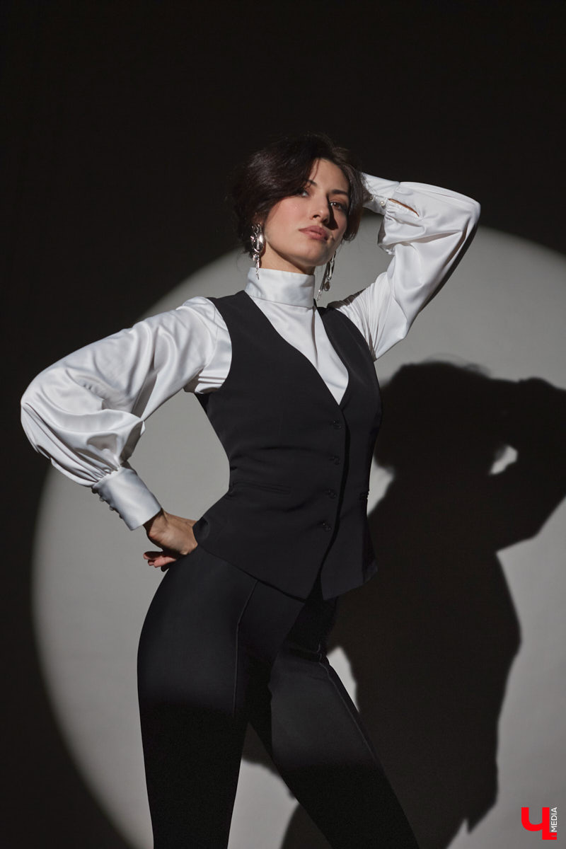 В ч/б образах тоже можно быть яркой. Например, в гардеробе владимирского фотографа Анны Морозовой нет вычурных вещей и насыщенных красок, но каждый ее наряд привлекает внимание. Убедитесь сами! Для «Ключ-Медиа» героиня собрала стильную зимнюю капсулу из семи разнофактурных аутфитов в единой цветовой гамме.