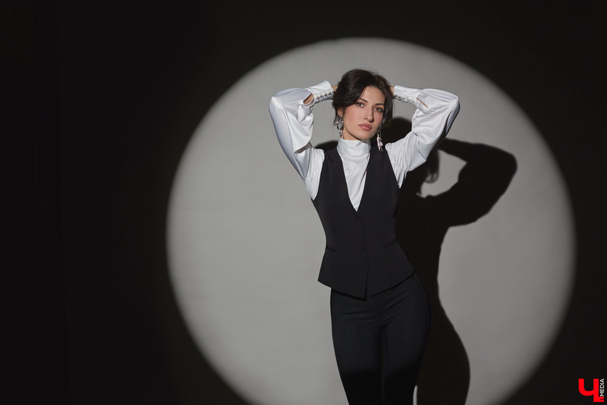 В ч/б образах тоже можно быть яркой. Например, в гардеробе владимирского фотографа Анны Морозовой нет вычурных вещей и насыщенных красок, но каждый ее наряд привлекает внимание. Убедитесь сами! Для «Ключ-Медиа» героиня собрала стильную зимнюю капсулу из семи разнофактурных аутфитов в единой цветовой гамме.