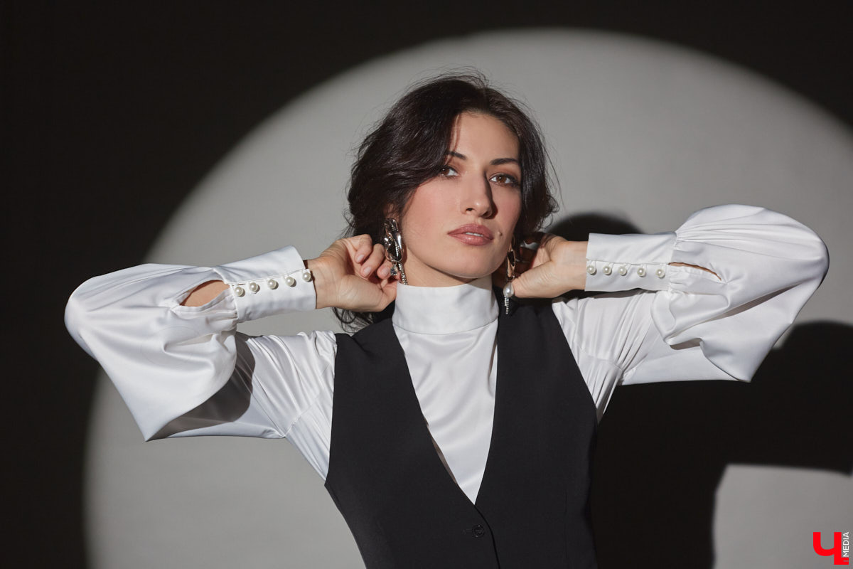 В ч/б образах тоже можно быть яркой. Например, в гардеробе владимирского фотографа Анны Морозовой нет вычурных вещей и насыщенных красок, но каждый ее наряд привлекает внимание. Убедитесь сами! Для «Ключ-Медиа» героиня собрала стильную зимнюю капсулу из семи разнофактурных аутфитов в единой цветовой гамме.