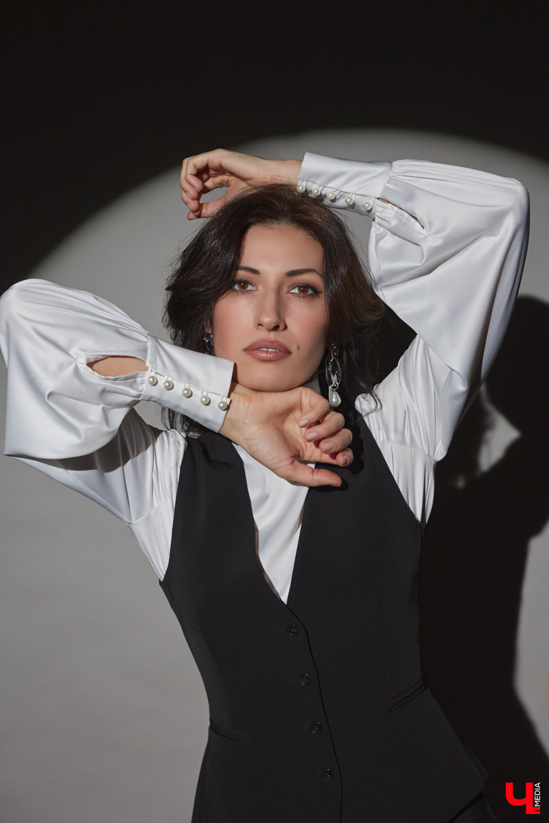 В ч/б образах тоже можно быть яркой. Например, в гардеробе владимирского фотографа Анны Морозовой нет вычурных вещей и насыщенных красок, но каждый ее наряд привлекает внимание. Убедитесь сами! Для «Ключ-Медиа» героиня собрала стильную зимнюю капсулу из семи разнофактурных аутфитов в единой цветовой гамме.