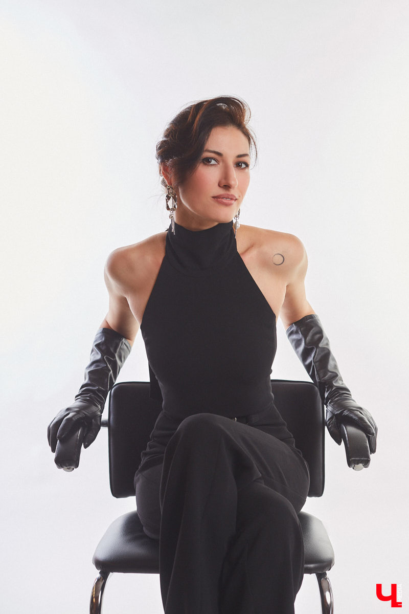 В ч/б образах тоже можно быть яркой. Например, в гардеробе владимирского фотографа Анны Морозовой нет вычурных вещей и насыщенных красок, но каждый ее наряд привлекает внимание. Убедитесь сами! Для «Ключ-Медиа» героиня собрала стильную зимнюю капсулу из семи разнофактурных аутфитов в единой цветовой гамме.