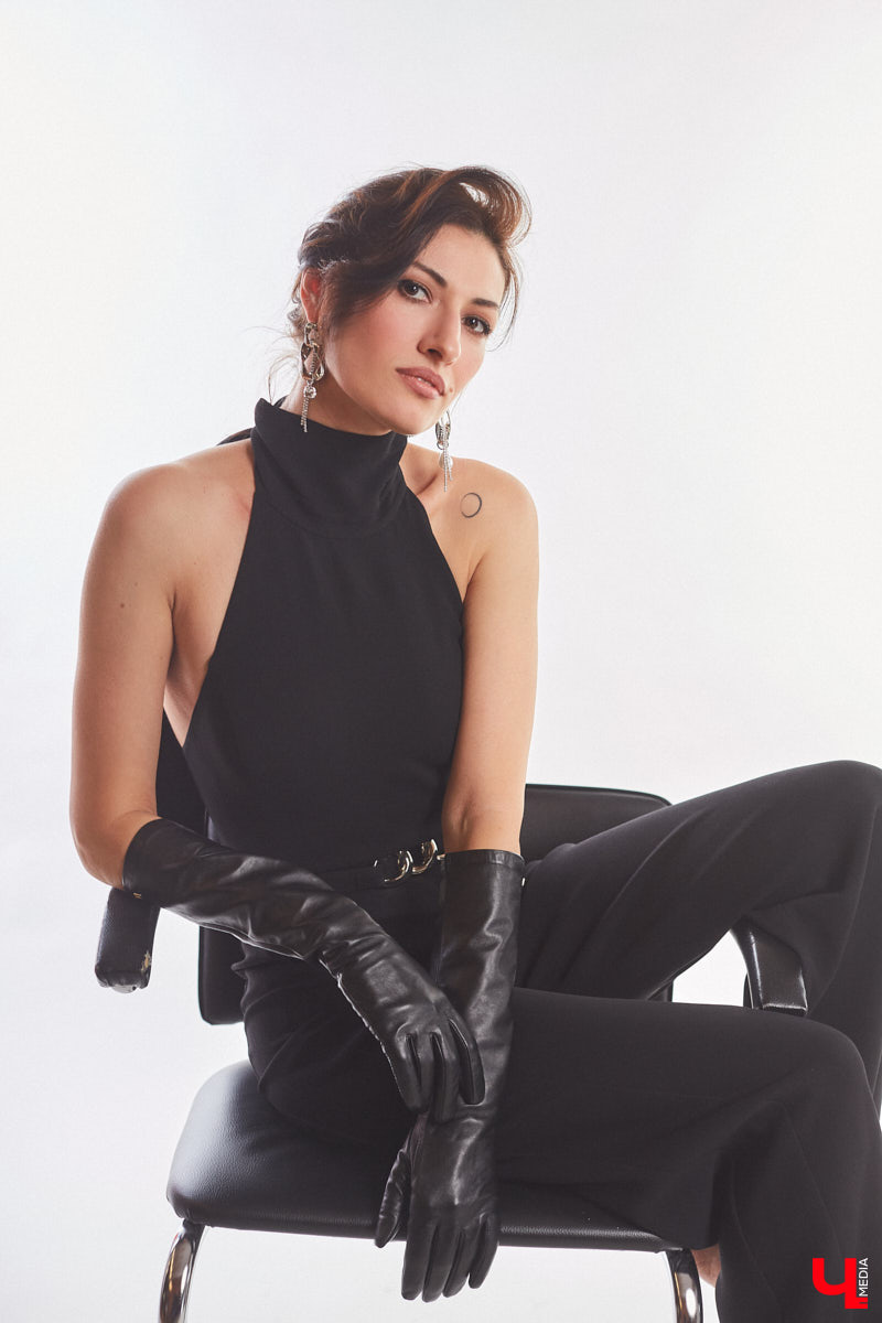 В ч/б образах тоже можно быть яркой. Например, в гардеробе владимирского фотографа Анны Морозовой нет вычурных вещей и насыщенных красок, но каждый ее наряд привлекает внимание. Убедитесь сами! Для «Ключ-Медиа» героиня собрала стильную зимнюю капсулу из семи разнофактурных аутфитов в единой цветовой гамме.