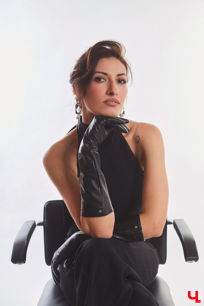 В ч/б образах тоже можно быть яркой. Например, в гардеробе владимирского фотографа Анны Морозовой нет вычурных вещей и насыщенных красок, но каждый ее наряд привлекает внимание. Убедитесь сами! Для «Ключ-Медиа» героиня собрала стильную зимнюю капсулу из семи разнофактурных аутфитов в единой цветовой гамме.