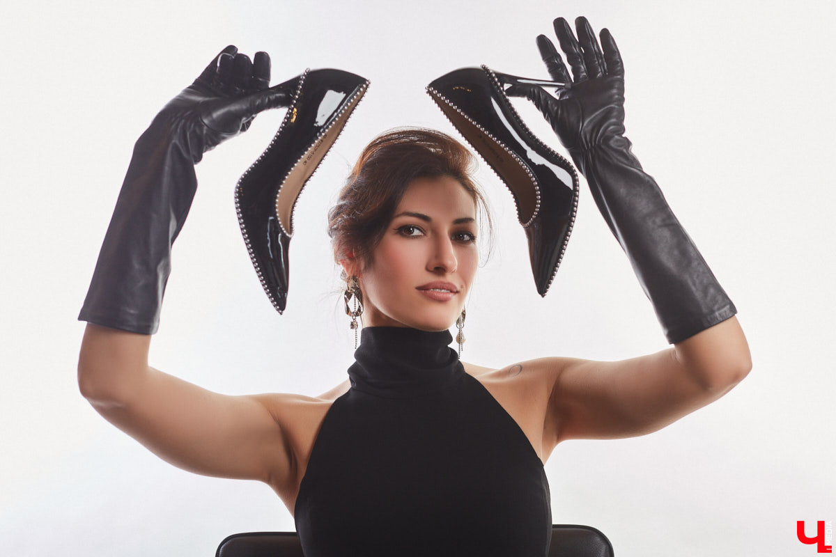 В ч/б образах тоже можно быть яркой. Например, в гардеробе владимирского фотографа Анны Морозовой нет вычурных вещей и насыщенных красок, но каждый ее наряд привлекает внимание. Убедитесь сами! Для «Ключ-Медиа» героиня собрала стильную зимнюю капсулу из семи разнофактурных аутфитов в единой цветовой гамме.