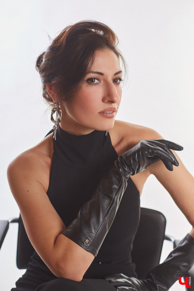 В ч/б образах тоже можно быть яркой. Например, в гардеробе владимирского фотографа Анны Морозовой нет вычурных вещей и насыщенных красок, но каждый ее наряд привлекает внимание. Убедитесь сами! Для «Ключ-Медиа» героиня собрала стильную зимнюю капсулу из семи разнофактурных аутфитов в единой цветовой гамме.