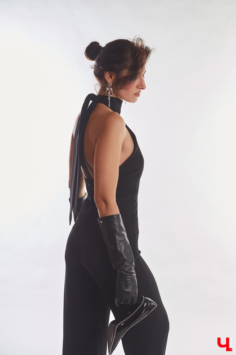 В ч/б образах тоже можно быть яркой. Например, в гардеробе владимирского фотографа Анны Морозовой нет вычурных вещей и насыщенных красок, но каждый ее наряд привлекает внимание. Убедитесь сами! Для «Ключ-Медиа» героиня собрала стильную зимнюю капсулу из семи разнофактурных аутфитов в единой цветовой гамме.