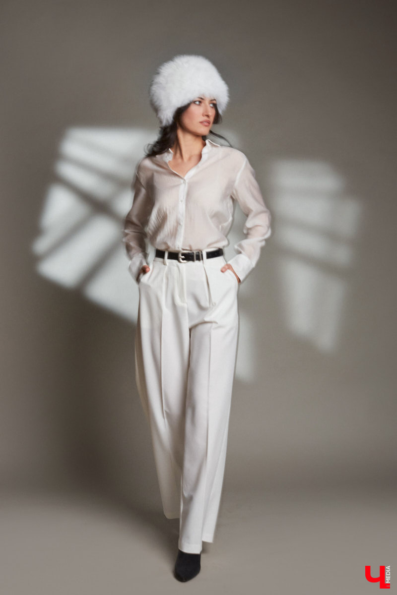 В ч/б образах тоже можно быть яркой. Например, в гардеробе владимирского фотографа Анны Морозовой нет вычурных вещей и насыщенных красок, но каждый ее наряд привлекает внимание. Убедитесь сами! Для «Ключ-Медиа» героиня собрала стильную зимнюю капсулу из семи разнофактурных аутфитов в единой цветовой гамме.