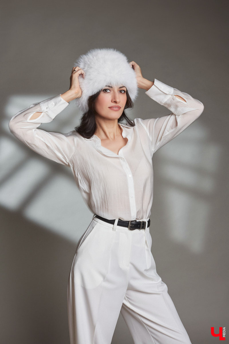 В ч/б образах тоже можно быть яркой. Например, в гардеробе владимирского фотографа Анны Морозовой нет вычурных вещей и насыщенных красок, но каждый ее наряд привлекает внимание. Убедитесь сами! Для «Ключ-Медиа» героиня собрала стильную зимнюю капсулу из семи разнофактурных аутфитов в единой цветовой гамме.