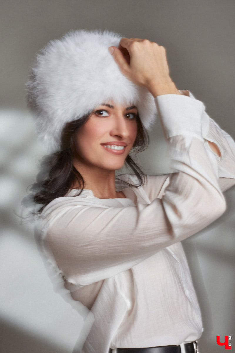 В ч/б образах тоже можно быть яркой. Например, в гардеробе владимирского фотографа Анны Морозовой нет вычурных вещей и насыщенных красок, но каждый ее наряд привлекает внимание. Убедитесь сами! Для «Ключ-Медиа» героиня собрала стильную зимнюю капсулу из семи разнофактурных аутфитов в единой цветовой гамме.