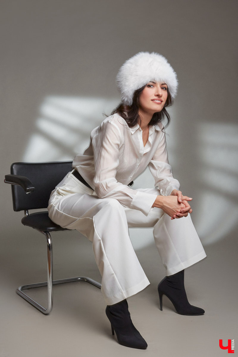 В ч/б образах тоже можно быть яркой. Например, в гардеробе владимирского фотографа Анны Морозовой нет вычурных вещей и насыщенных красок, но каждый ее наряд привлекает внимание. Убедитесь сами! Для «Ключ-Медиа» героиня собрала стильную зимнюю капсулу из семи разнофактурных аутфитов в единой цветовой гамме.