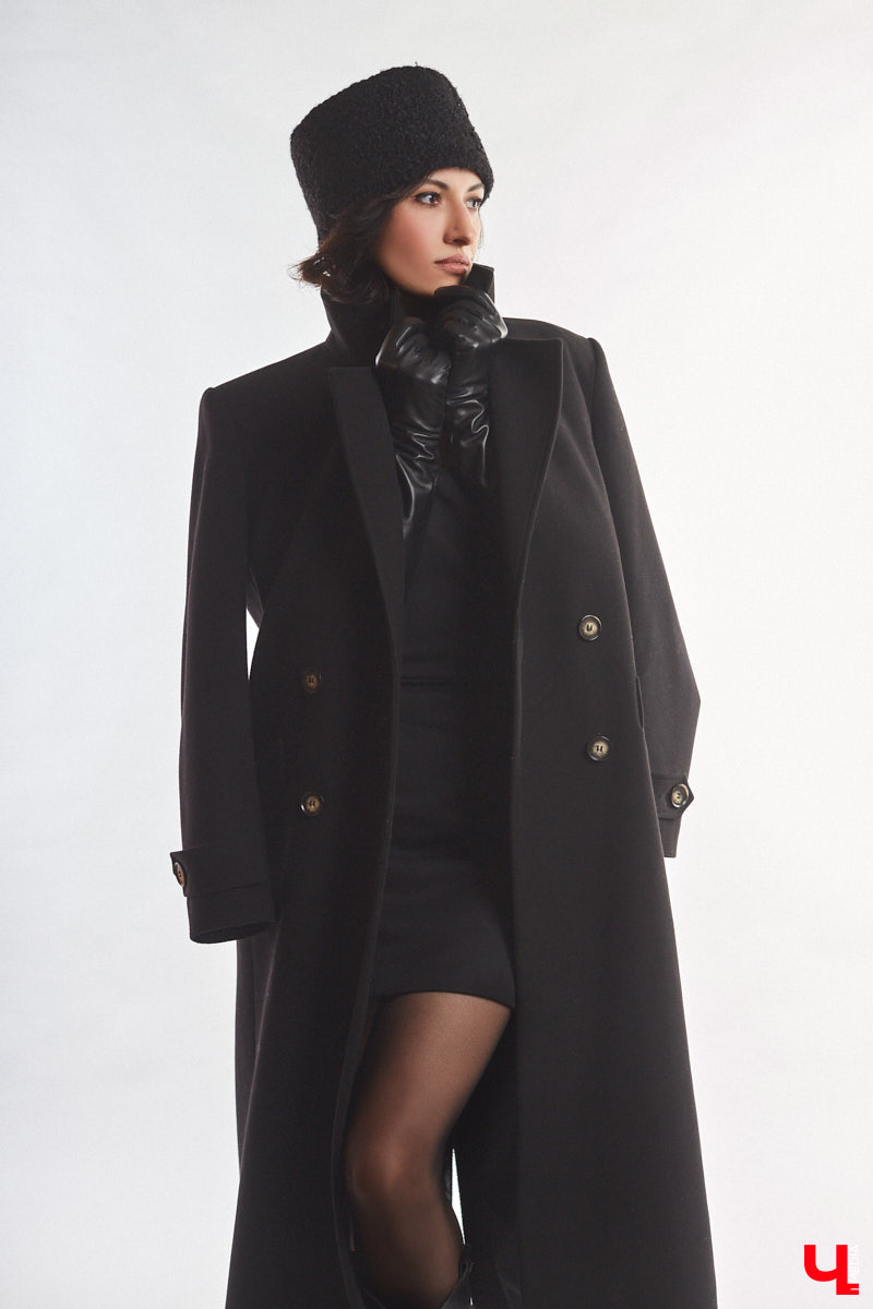 В ч/б образах тоже можно быть яркой. Например, в гардеробе владимирского фотографа Анны Морозовой нет вычурных вещей и насыщенных красок, но каждый ее наряд привлекает внимание. Убедитесь сами! Для «Ключ-Медиа» героиня собрала стильную зимнюю капсулу из семи разнофактурных аутфитов в единой цветовой гамме.