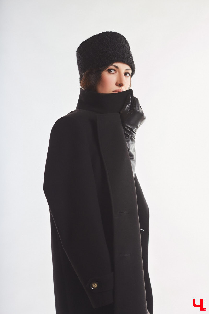 В ч/б образах тоже можно быть яркой. Например, в гардеробе владимирского фотографа Анны Морозовой нет вычурных вещей и насыщенных красок, но каждый ее наряд привлекает внимание. Убедитесь сами! Для «Ключ-Медиа» героиня собрала стильную зимнюю капсулу из семи разнофактурных аутфитов в единой цветовой гамме.