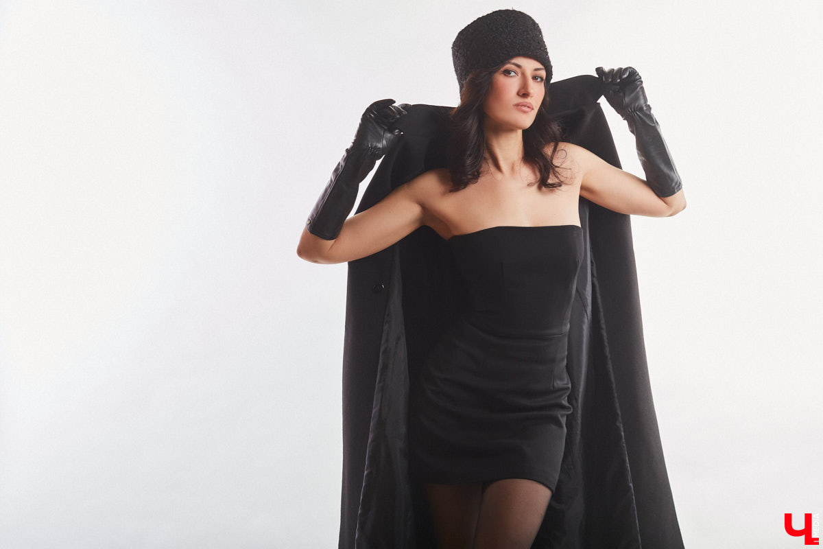 В ч/б образах тоже можно быть яркой. Например, в гардеробе владимирского фотографа Анны Морозовой нет вычурных вещей и насыщенных красок, но каждый ее наряд привлекает внимание. Убедитесь сами! Для «Ключ-Медиа» героиня собрала стильную зимнюю капсулу из семи разнофактурных аутфитов в единой цветовой гамме.