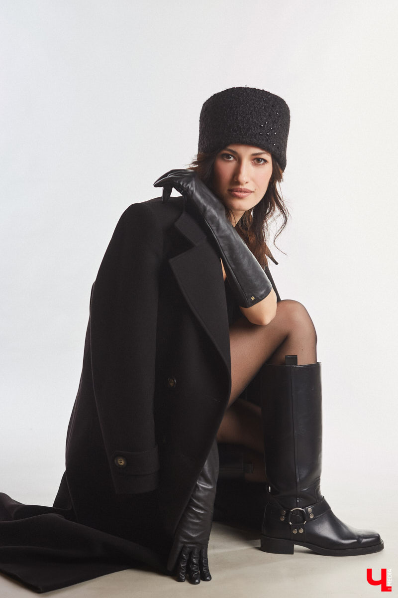 В ч/б образах тоже можно быть яркой. Например, в гардеробе владимирского фотографа Анны Морозовой нет вычурных вещей и насыщенных красок, но каждый ее наряд привлекает внимание. Убедитесь сами! Для «Ключ-Медиа» героиня собрала стильную зимнюю капсулу из семи разнофактурных аутфитов в единой цветовой гамме.