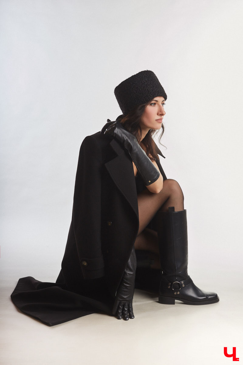 В ч/б образах тоже можно быть яркой. Например, в гардеробе владимирского фотографа Анны Морозовой нет вычурных вещей и насыщенных красок, но каждый ее наряд привлекает внимание. Убедитесь сами! Для «Ключ-Медиа» героиня собрала стильную зимнюю капсулу из семи разнофактурных аутфитов в единой цветовой гамме.