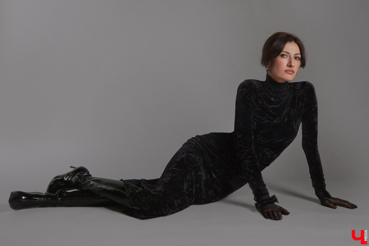 В ч/б образах тоже можно быть яркой. Например, в гардеробе владимирского фотографа Анны Морозовой нет вычурных вещей и насыщенных красок, но каждый ее наряд привлекает внимание. Убедитесь сами! Для «Ключ-Медиа» героиня собрала стильную зимнюю капсулу из семи разнофактурных аутфитов в единой цветовой гамме.