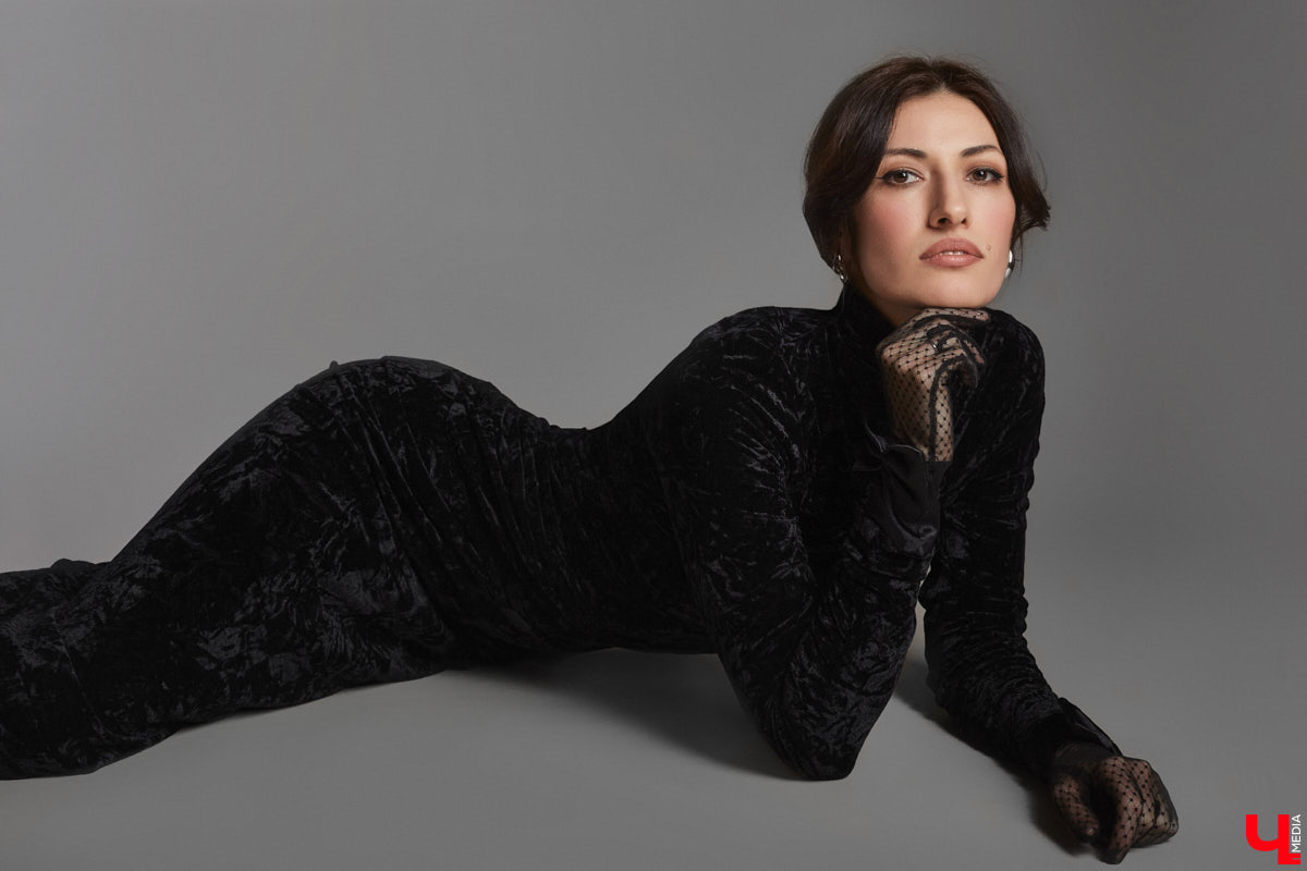 В ч/б образах тоже можно быть яркой. Например, в гардеробе владимирского фотографа Анны Морозовой нет вычурных вещей и насыщенных красок, но каждый ее наряд привлекает внимание. Убедитесь сами! Для «Ключ-Медиа» героиня собрала стильную зимнюю капсулу из семи разнофактурных аутфитов в единой цветовой гамме.