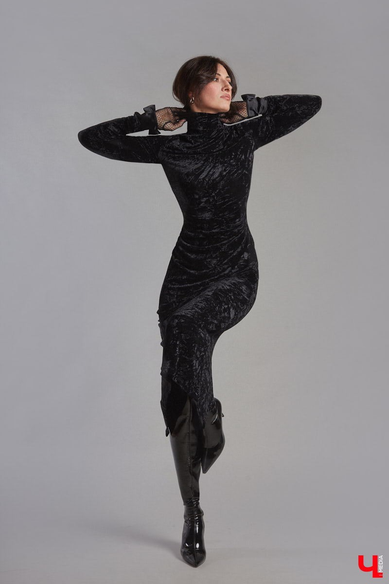 В ч/б образах тоже можно быть яркой. Например, в гардеробе владимирского фотографа Анны Морозовой нет вычурных вещей и насыщенных красок, но каждый ее наряд привлекает внимание. Убедитесь сами! Для «Ключ-Медиа» героиня собрала стильную зимнюю капсулу из семи разнофактурных аутфитов в единой цветовой гамме.