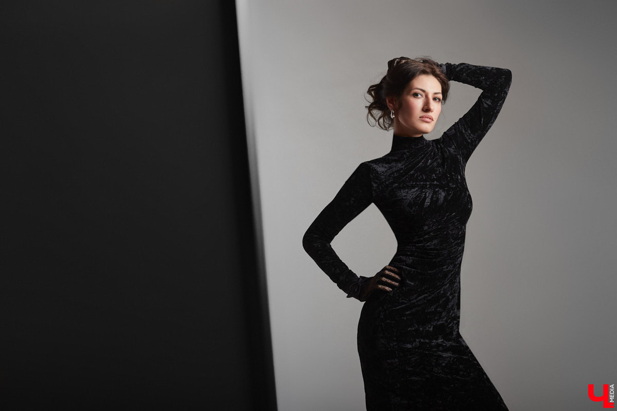 В ч/б образах тоже можно быть яркой. Например, в гардеробе владимирского фотографа Анны Морозовой нет вычурных вещей и насыщенных красок, но каждый ее наряд привлекает внимание. Убедитесь сами! Для «Ключ-Медиа» героиня собрала стильную зимнюю капсулу из семи разнофактурных аутфитов в единой цветовой гамме.