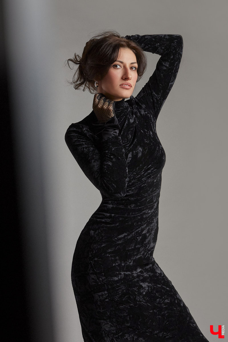 В ч/б образах тоже можно быть яркой. Например, в гардеробе владимирского фотографа Анны Морозовой нет вычурных вещей и насыщенных красок, но каждый ее наряд привлекает внимание. Убедитесь сами! Для «Ключ-Медиа» героиня собрала стильную зимнюю капсулу из семи разнофактурных аутфитов в единой цветовой гамме.