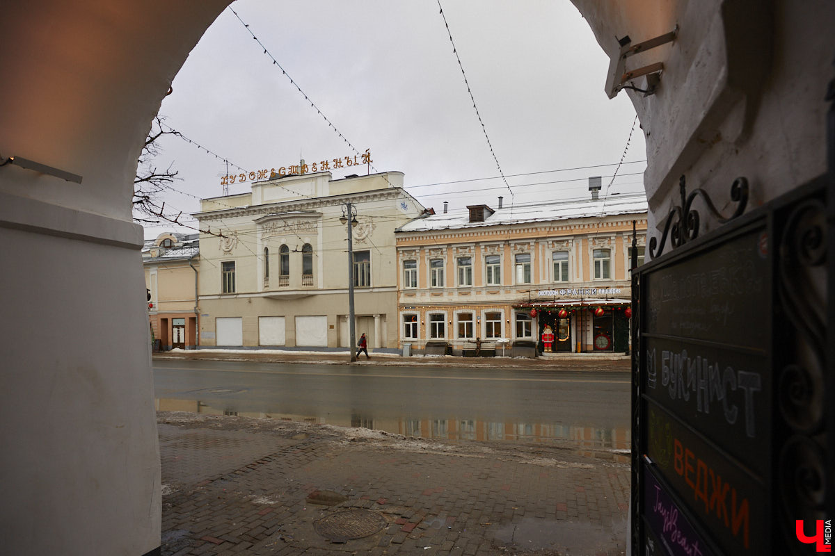 Во Владимире определились со сроками восстановления кинотеатра «Художественный». Некогда любимое место досуга горожан обещают открыть после масштабной реконструкции уже к концу 2027 года. Эскизный проект наконец получил одобрение научно-экспертного совета. Старинные интерьеры и привычный фасад сохранят, а внутри оборудуют три современных зала, студию анимации и мультимедийную экспозицию.