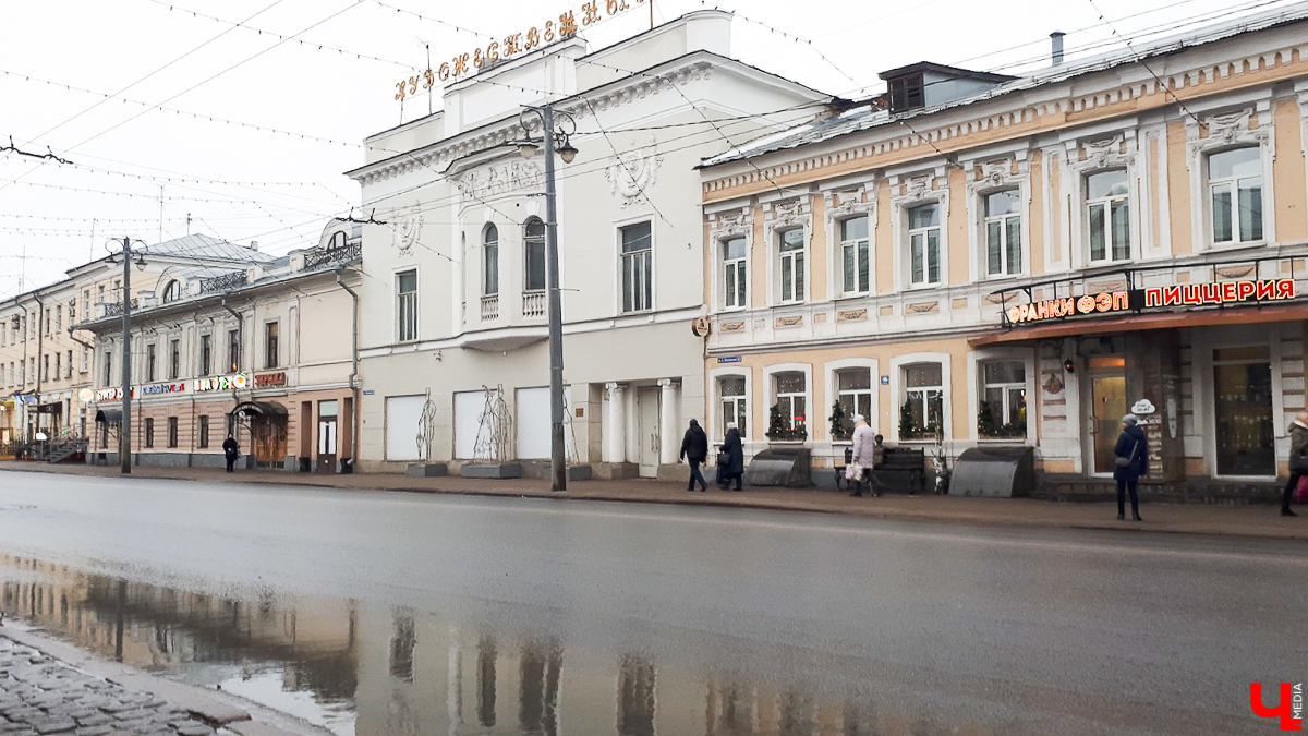 Во Владимире определились со сроками восстановления кинотеатра «Художественный». Некогда любимое место досуга горожан обещают открыть после масштабной реконструкции уже к концу 2027 года. Эскизный проект наконец получил одобрение научно-экспертного совета. Старинные интерьеры и привычный фасад сохранят, а внутри оборудуют три современных зала, студию анимации и мультимедийную экспозицию.