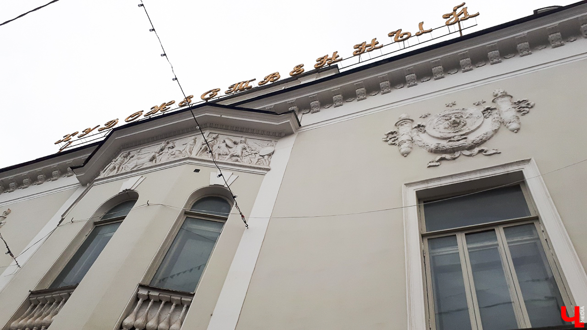 Во Владимире определились со сроками восстановления кинотеатра «Художественный». Некогда любимое место досуга горожан обещают открыть после масштабной реконструкции уже к концу 2027 года. Эскизный проект наконец получил одобрение научно-экспертного совета. Старинные интерьеры и привычный фасад сохранят, а внутри оборудуют три современных зала, студию анимации и мультимедийную экспозицию.