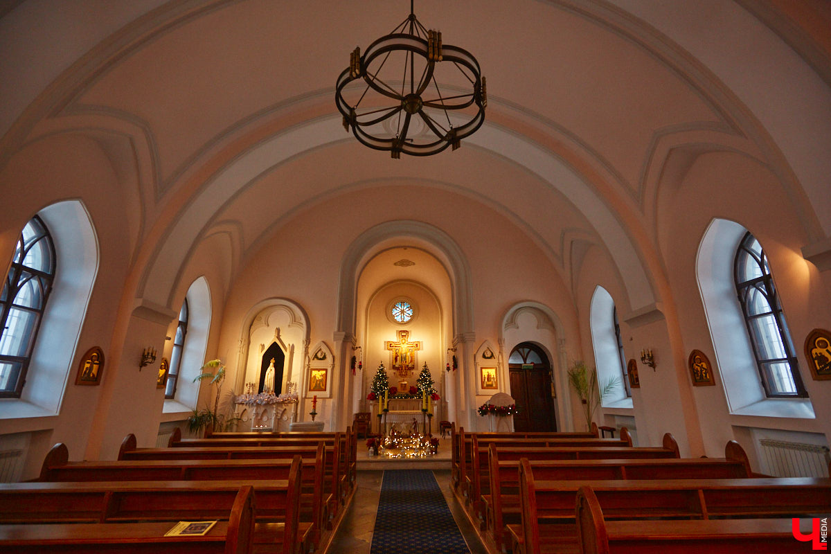 Витражи завораживают, особенно когда через них проходит солнечный свет. Есть в этом что-то неземное. Полюбоваться композициями из стекла можно не выезжая за пределы Владимира. «Ключ-Медиа» собрал самые интересные экземпляры и рассказал, где их получится рассмотреть во всех деталях.