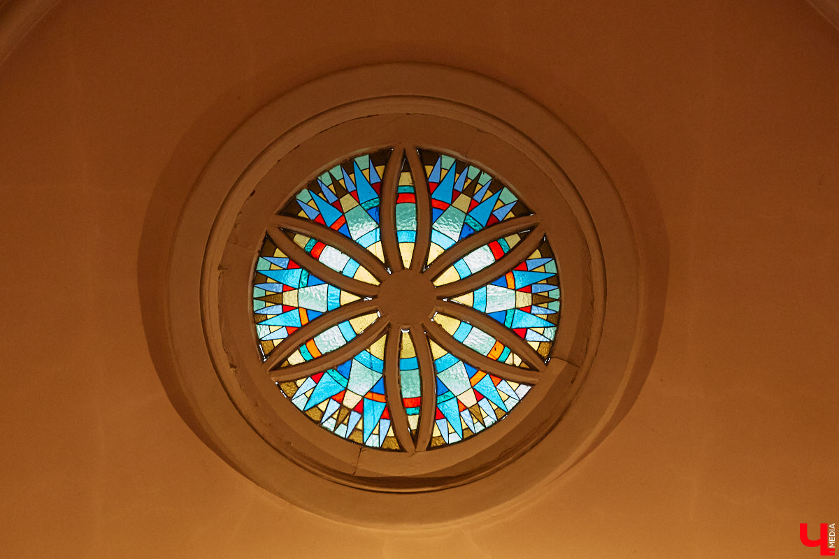 Витражи завораживают, особенно когда через них проходит солнечный свет. Есть в этом что-то неземное. Полюбоваться композициями из стекла можно не выезжая за пределы Владимира. «Ключ-Медиа» собрал самые интересные экземпляры и рассказал, где их получится рассмотреть во всех деталях.